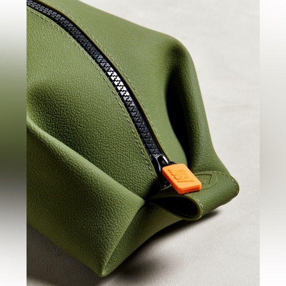 Tooletries The Koby Mini Dopp Kit Toiletries/Makeup bag Olive Green - Picture 2 of 13